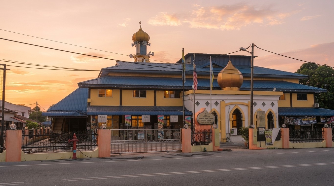 MASJID KAMPONG PERTAMA PAPAN in Pulau Pinang
